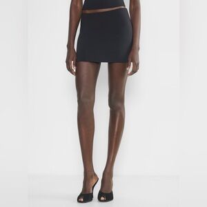 NWT Aritzia Original Contour Enrich Skirt Black Size Large